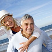 porträt von fröhlichen senior paar spaß am strand